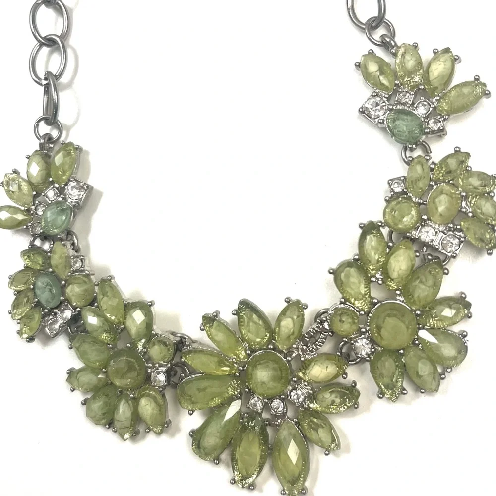FLORAL STATEMENT NECKLACE - Picture 2 of 3